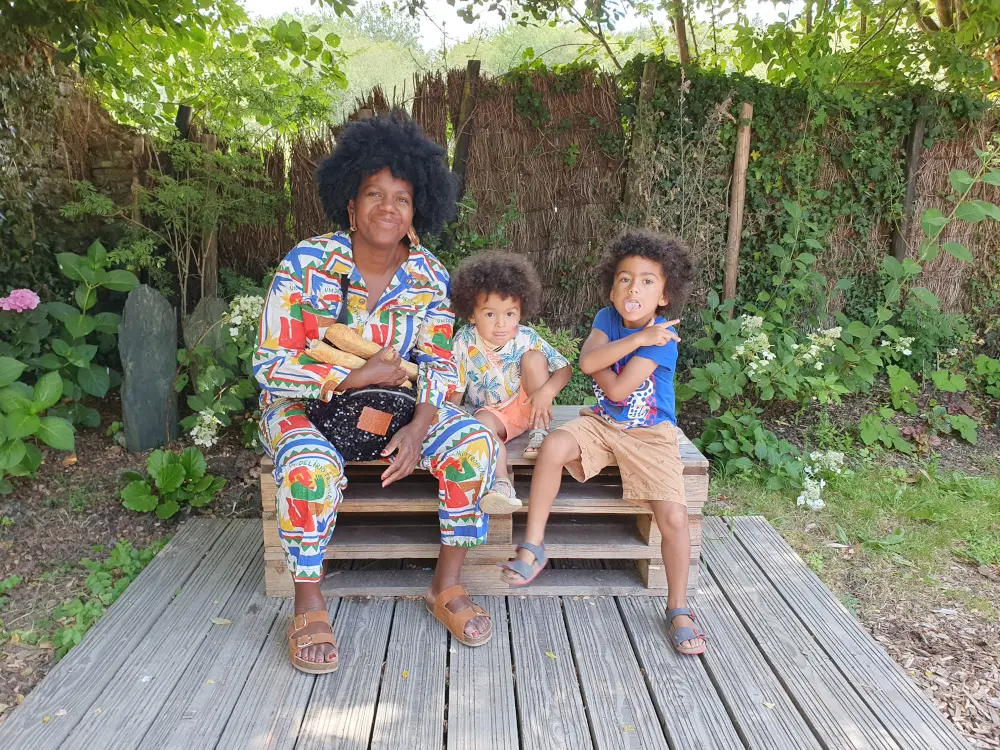 Edna avec les enfants sur un banc à la Gacilly